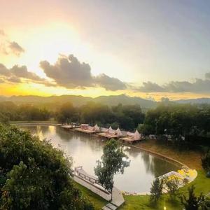 小雪握住老杨的又粗又大
